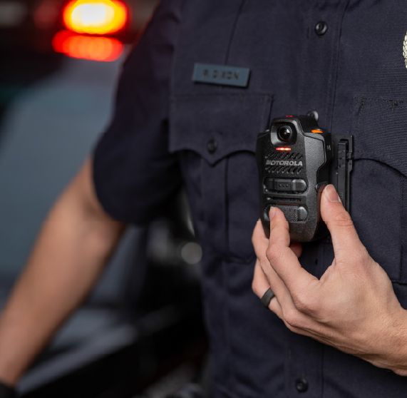 SVX e Assist, rádio, câmera corporal e IA convergem em um único dispositivo para segurança pública
